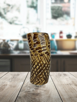 Vase aus Horn mit eingeschnitztem Muster